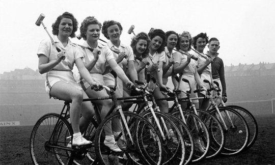 Equipe féminine vintage de polo en fixie