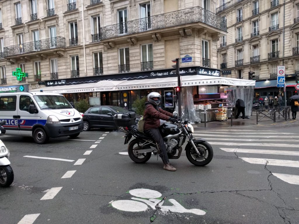 Exemple de sas à vélo ... avec une moto