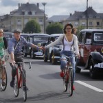 Cyclistes et voitures pour l'Anjour Vélo Vintage 2014