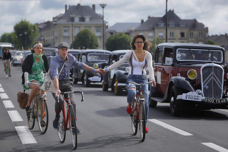 Cyclistes et voitures pour l'Anjour Vélo Vintage 2014