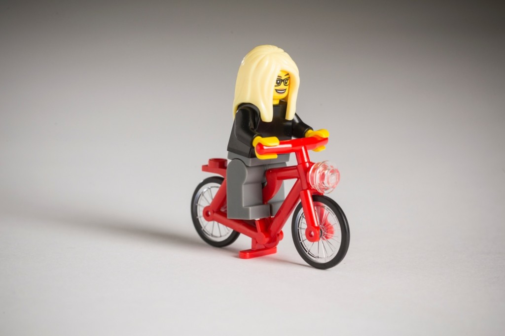 Hipster LEGO féminin et son pignon fixe