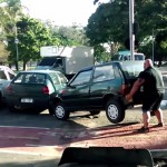 Un cycliste déplace de la piste cyclable une fiat uno