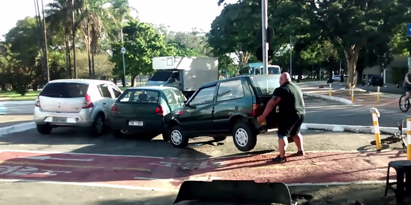 Un cycliste déplace de la piste cyclable une fiat uno