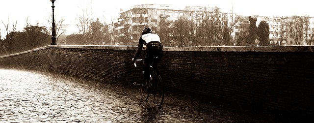 Exemple de cycliste sous la pluie