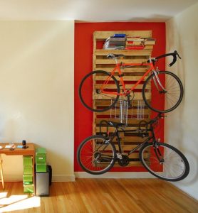 Support mural vélo DIY palettes