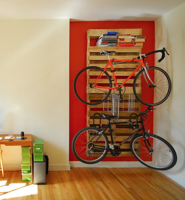 Support mural vélo DIY palettes