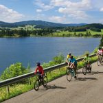 Cyclotourisme au bord de l'eau