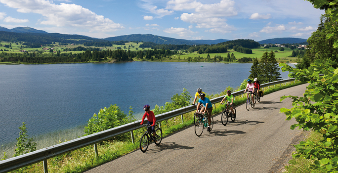 Cyclotourisme au bord de l'eau