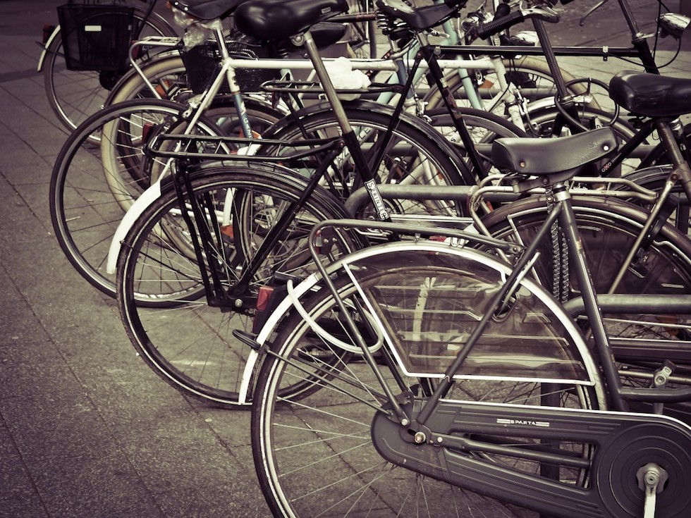 Vélo marqué avec un antivol en ville