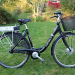 Un vélo électrique dans le jardin